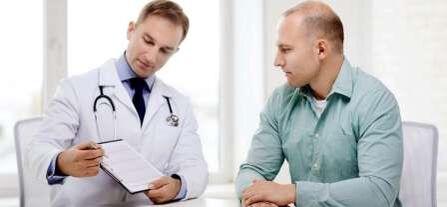 Un urolog tratează scurgerile patologice la un bărbat
